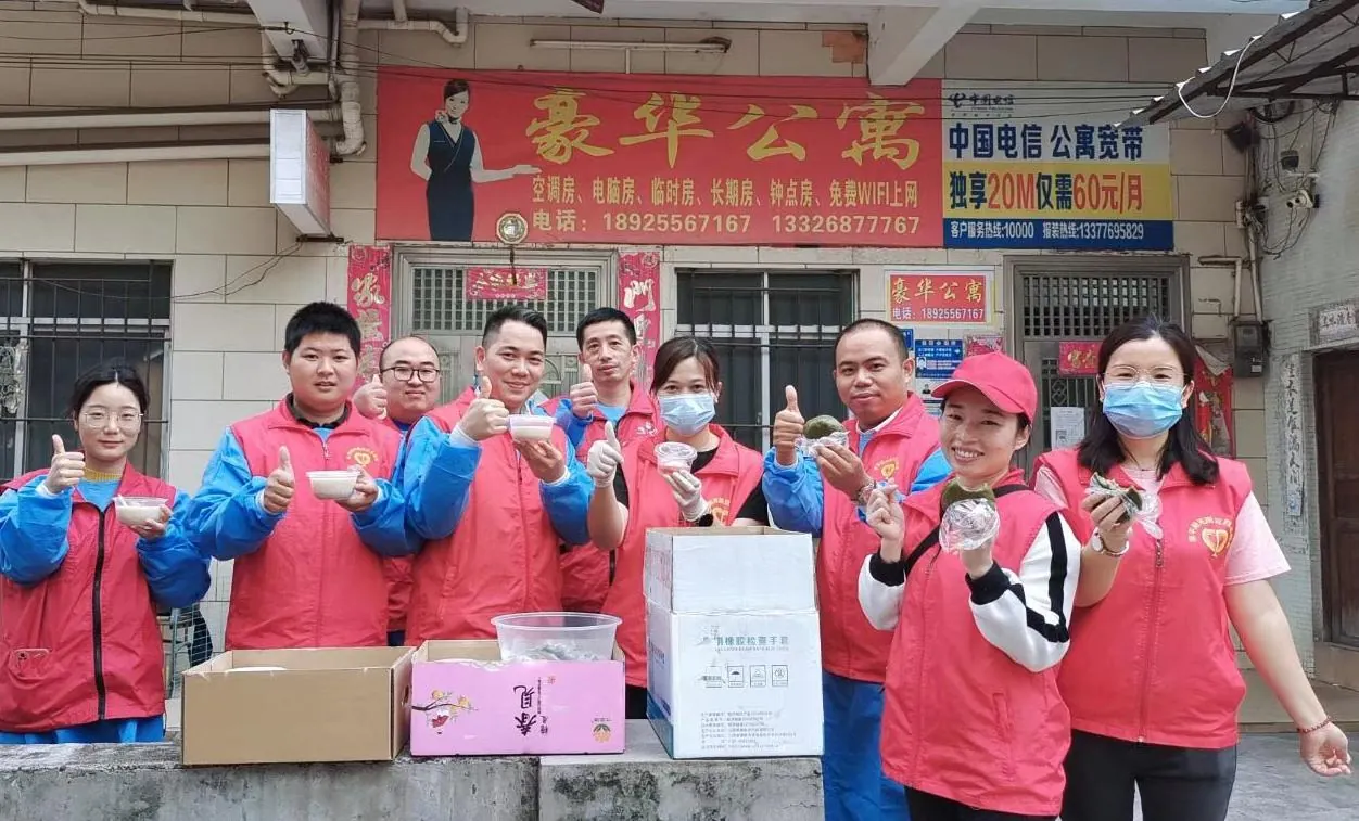 启迅团队参与爱心志愿活动的现场合影