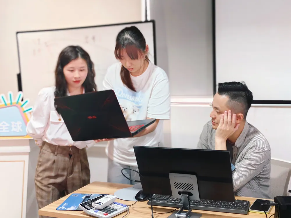 The teacher gave the students guidance at the computer.