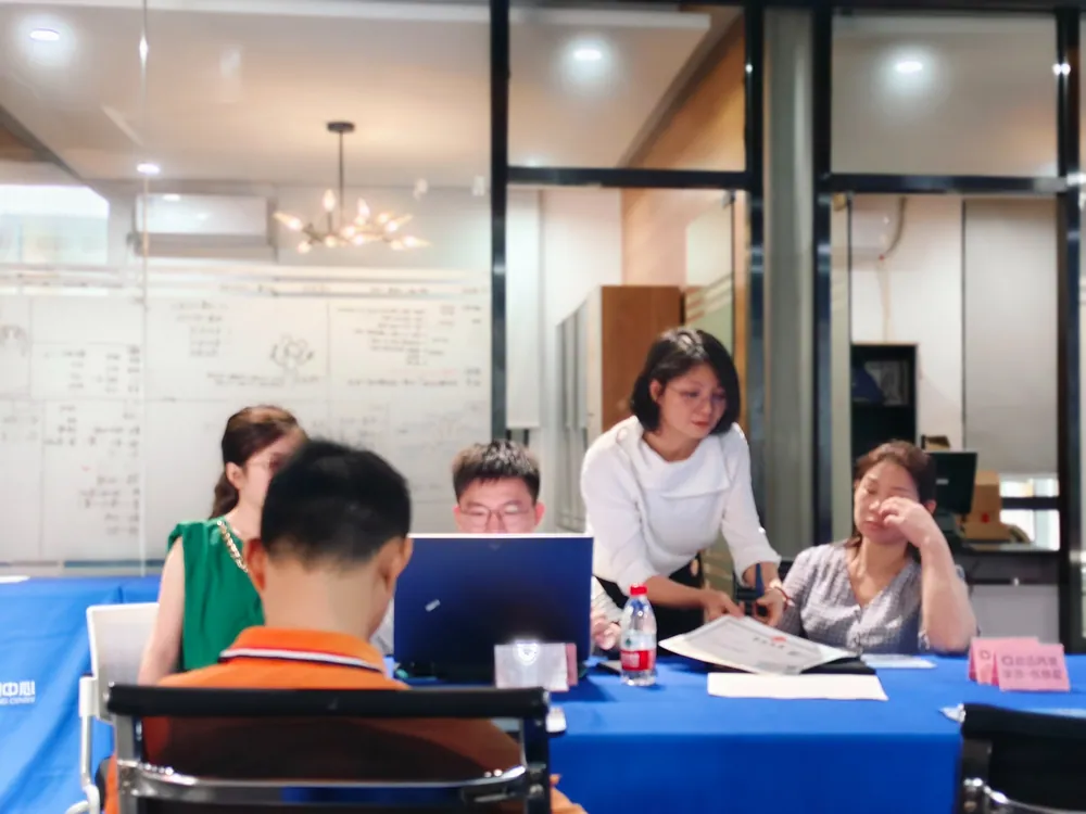 Qixun Cross-Border participants and mentors to sit around and discuss