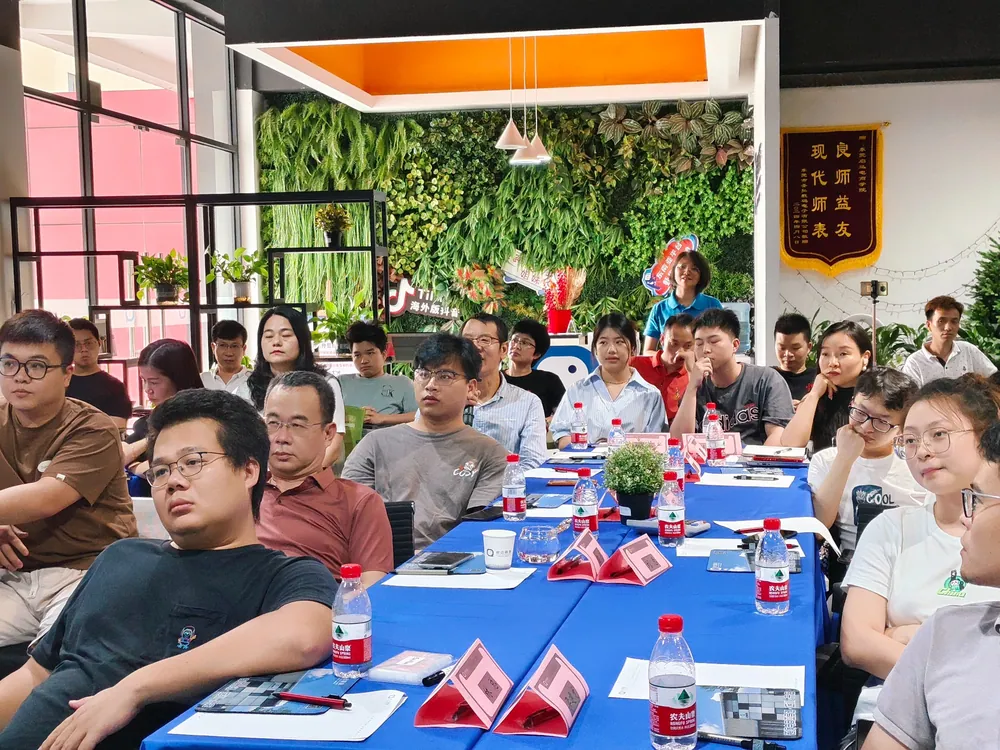 Qixun Cross-Border class participants participating in live exchanges