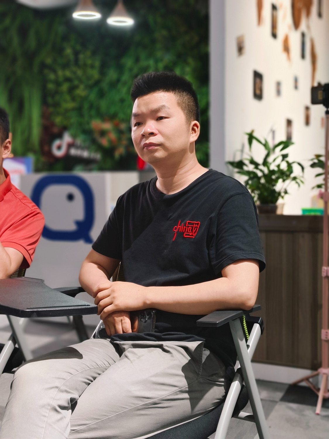 学员手持麦克风参与课堂讨论