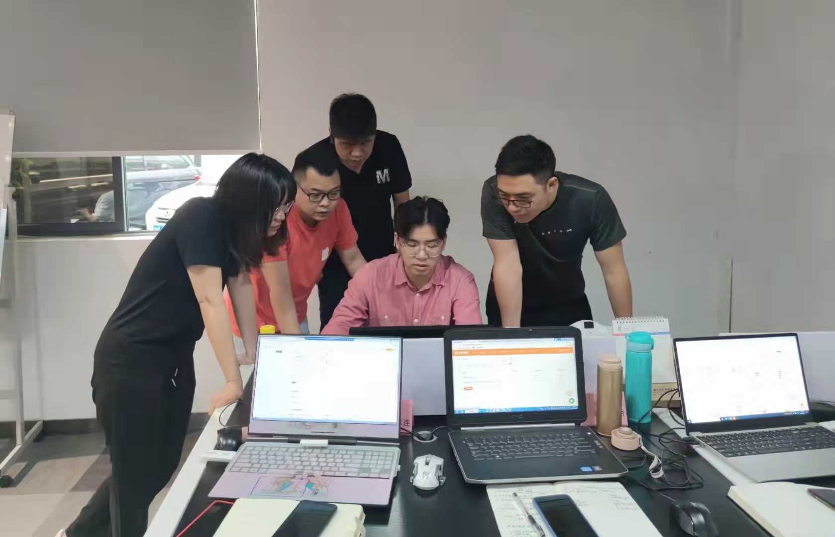 Trainees under the fast-forward cross-border line participate in real-life classes before the computer.